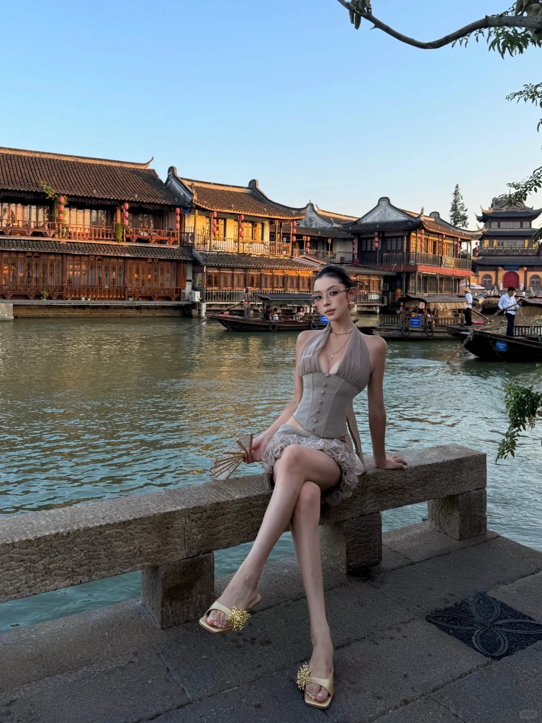 Du kh&aacute;ch check-in tr&ecirc;n con đường đ&aacute; b&ecirc;n cạnh d&ograve;ng s&ocirc;ng trong vắt