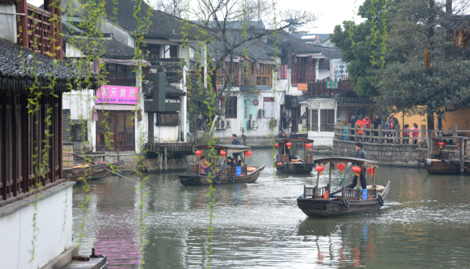 Thuyền gỗ tr&ocirc;i lững lờ tr&ecirc;n d&ograve;ng k&ecirc;nh Zhujiajiao.