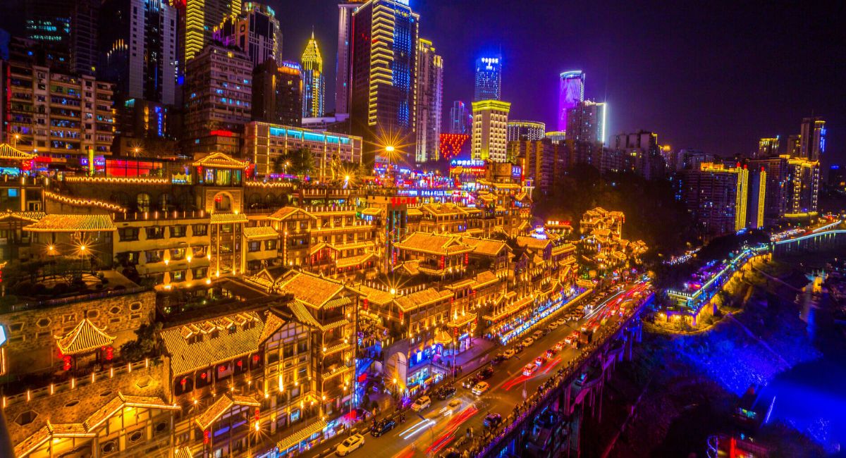 Đường phố nhộn nhịp dẫn v&agrave;o khu Hồng Nhai Động đầy m&agrave;u sắc