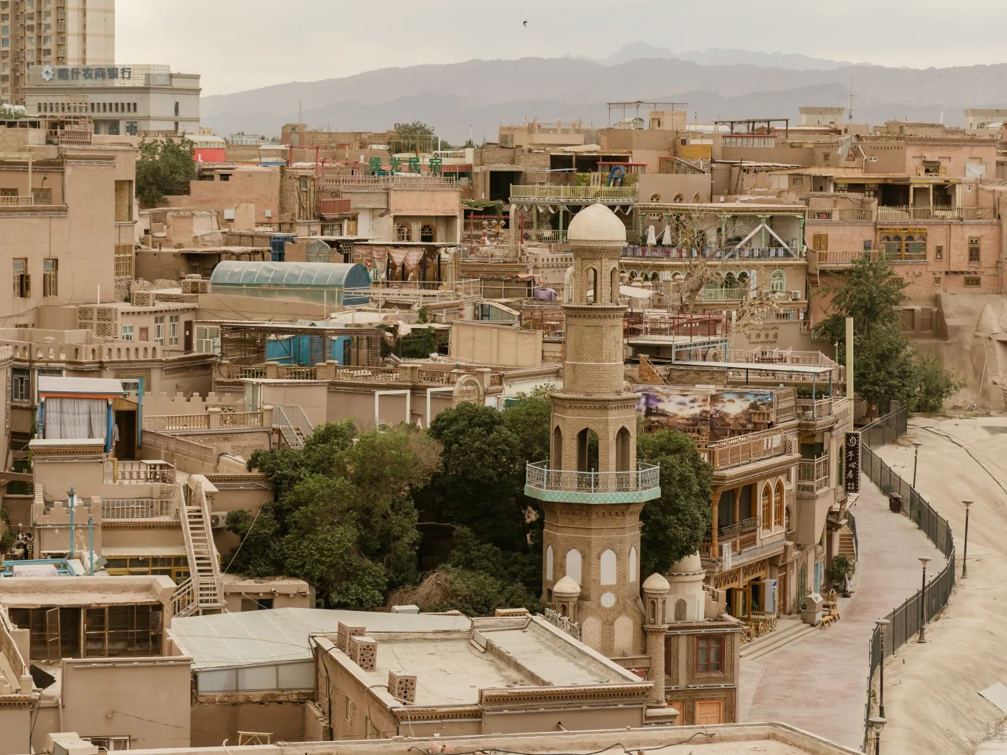 Con hẻm nhỏ quanh co trong Phố cổ Kashgar.