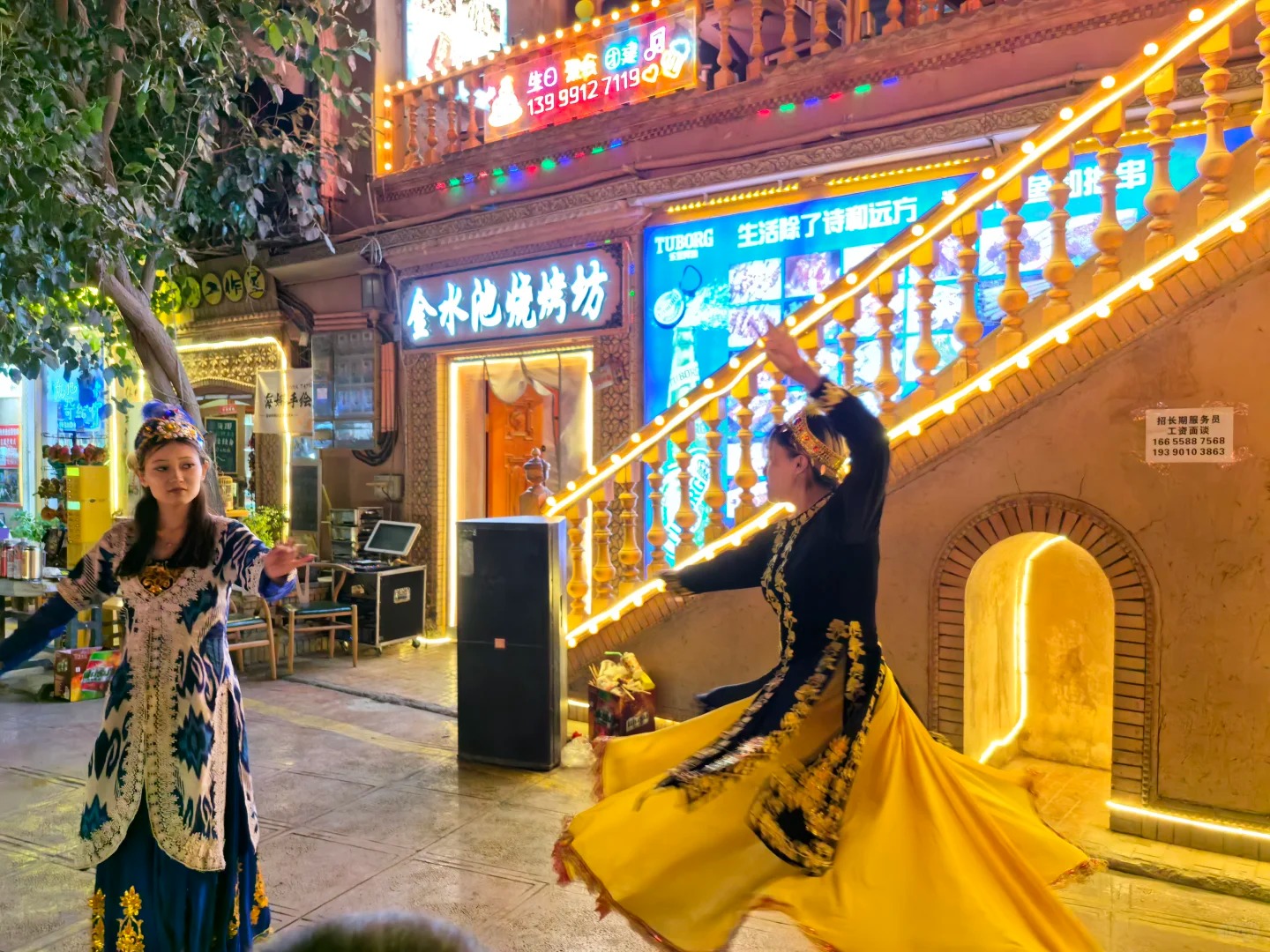 Người d&acirc;n Kashgar mặc trang phục truyền thống.