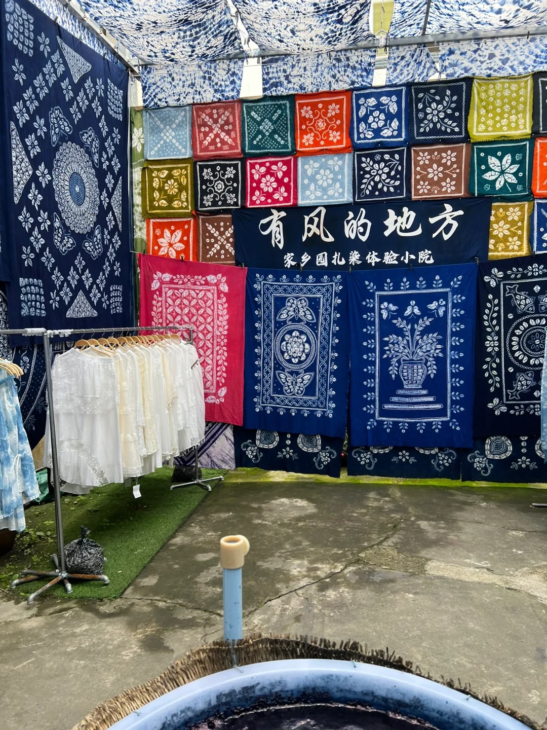 Cửa hàng chuyên nhuộm lụa tại Phố Cổ Phong Dương