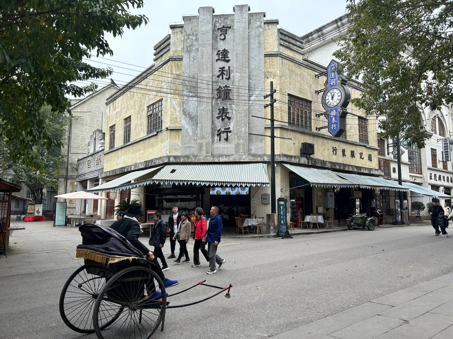 Con đường lát đá cổ kính dẫn vào phố.