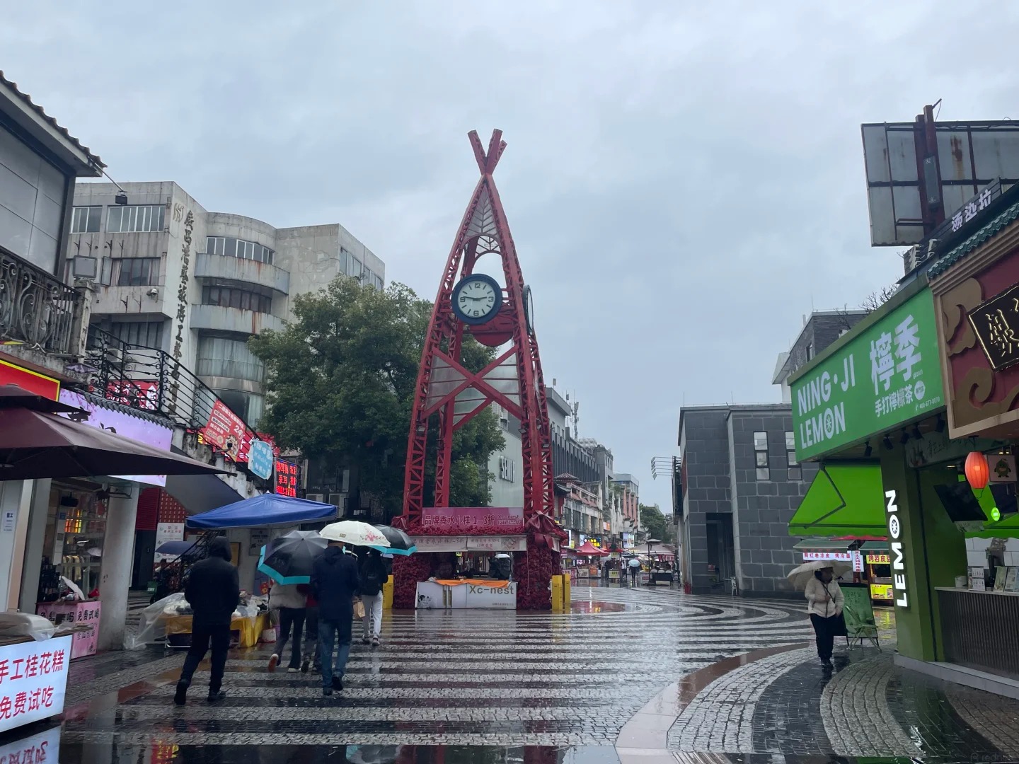 Phố chính dương quế lâm với cột đồng hộ đặc trưng