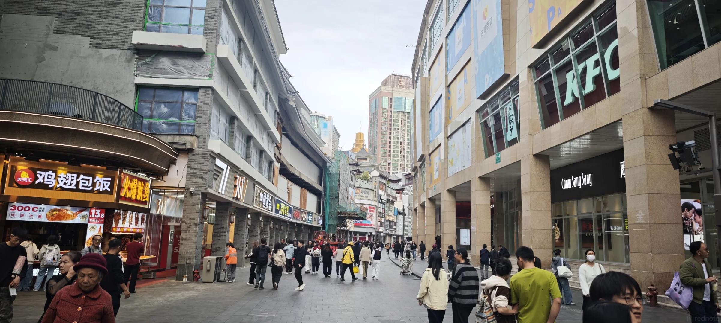 Con phố thương mại Đ&ocirc;ng M&ocirc;n - th&acirc;m quyến đ&ocirc;ng đ&uacute;c người qua lại.