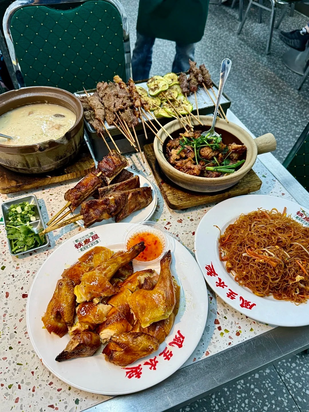 Trải nghiệm những m&oacute;n ăn đặc trưng th&acirc;m quyến tại Đ&ocirc;ng M&ocirc;n về đ&ecirc;m.