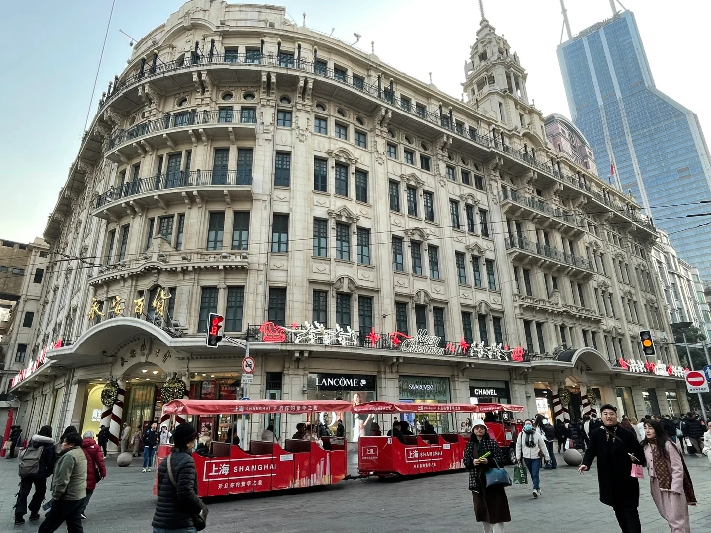 Phố đi bộ Nam Kinh nhộn nhịp với c&aacute;c trung t&acirc;m mua sắm lớn