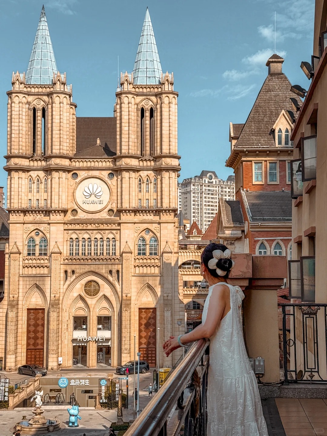 Du khách check in tại cửa sổ tòa nhà nhìn ra phố đi bộ quang cốc Vũ Hán