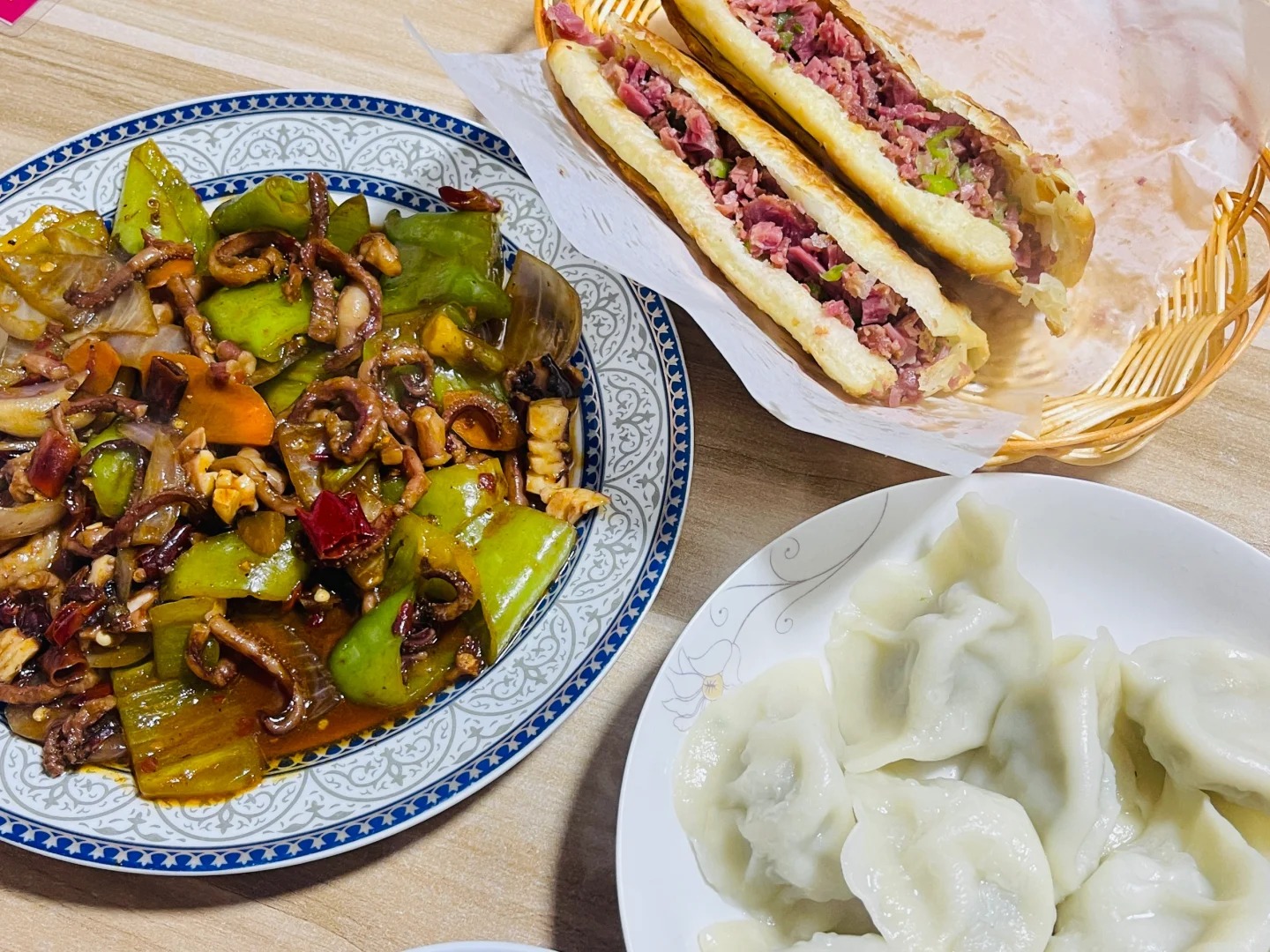 Qu&aacute;n ăn đường  Phố đi bộ Triều Dương phục vụ m&oacute;n truyền thống.