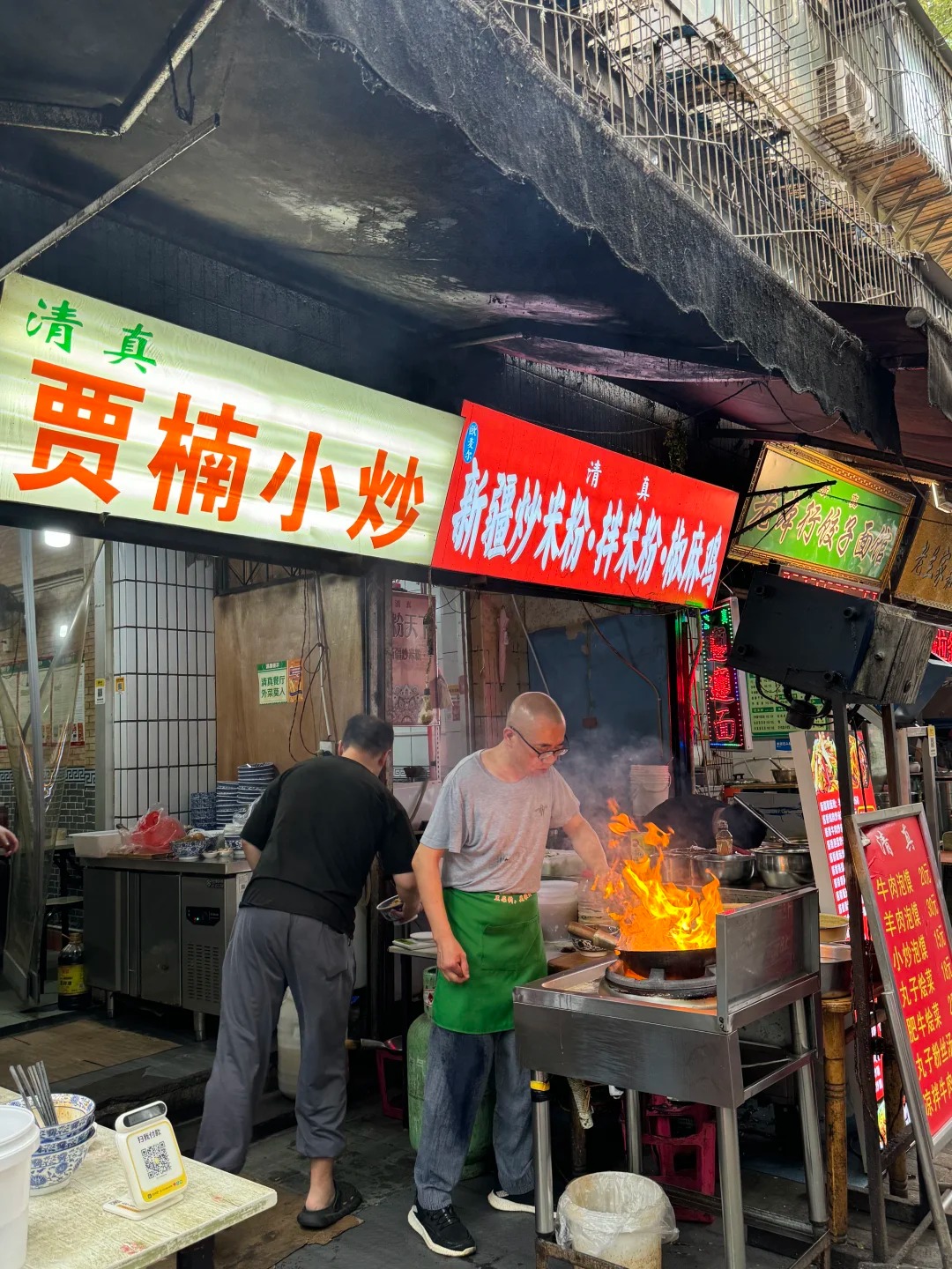 Con phố Hội d&acirc;n đ&ocirc;ng đ&uacute;c du kh&aacute;ch tại c&aacute;c h&agrave;ng ăn địa phương