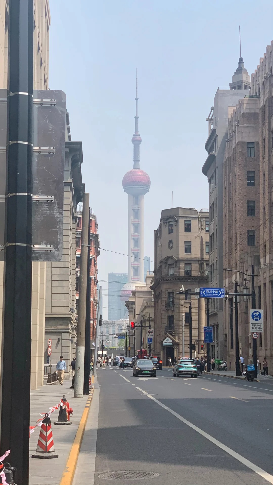 Du khách dạo bước trên phố đi bộ Nam Kinh, hai bên là cửa hàng thời trang và biển hiệu quốc tế.