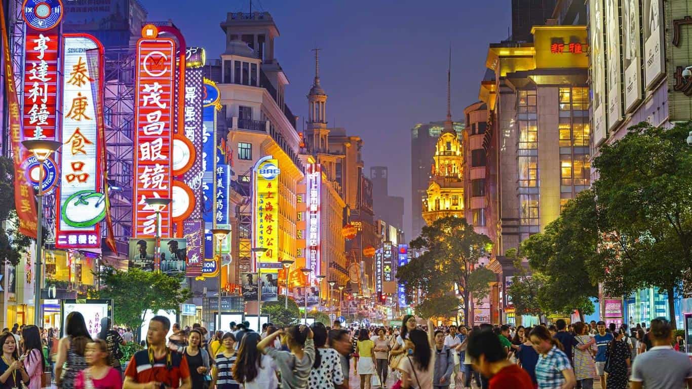 Cảnh tượng nhộn nhịp tại Phố đi bộ Nam Kinh với những cửa hàng, quán ăn và đèn neon.