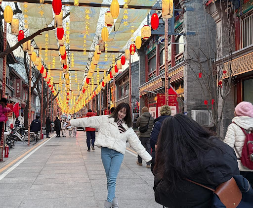 check-in tại phố Liulichang, phía sau là hàng quán cổ kính.