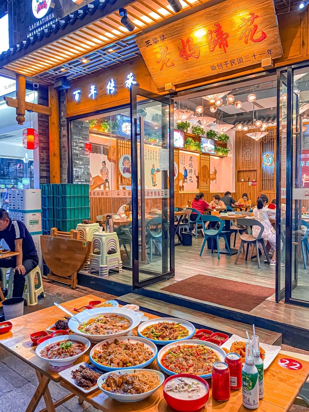 Nh&agrave; h&agrave;ng nhộn nhịp phục vụ m&oacute;n ăn Tứ Xuy&ecirc;n tại phố xu&acirc;n hy