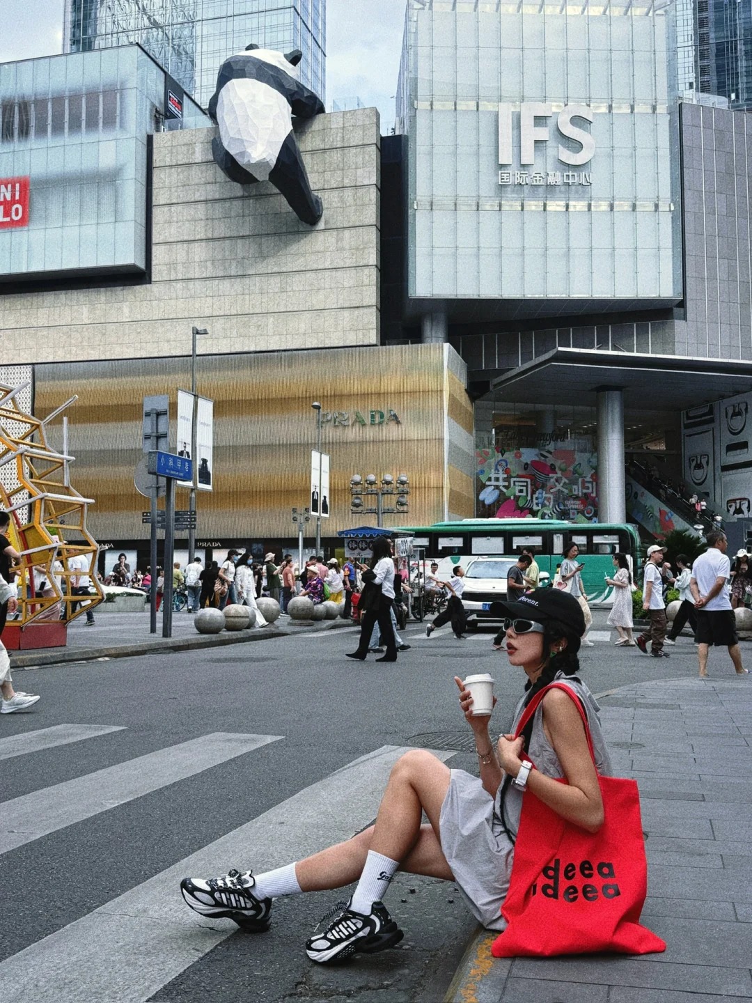 Du kh&aacute;ch mua sắm trong trung t&acirc;m thương mại sang trọng check in c&ugrave;ng gấu tr&uacute;c leo tưởng nổi tiếng