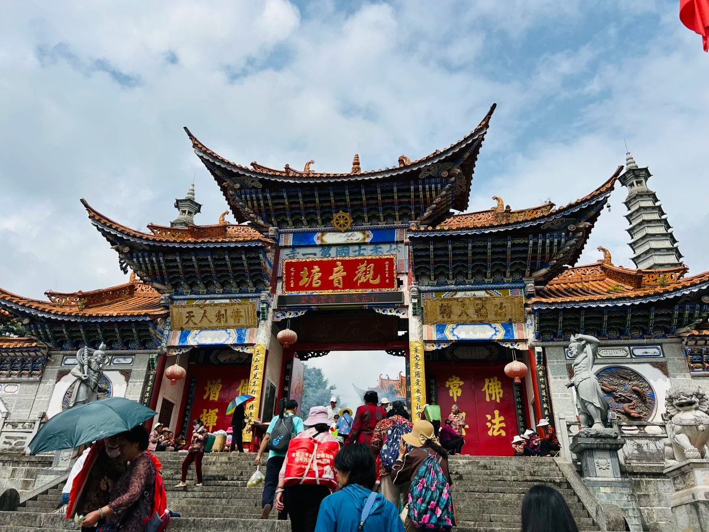 Quan Âm Đường với mái ngói cong truyền thống.