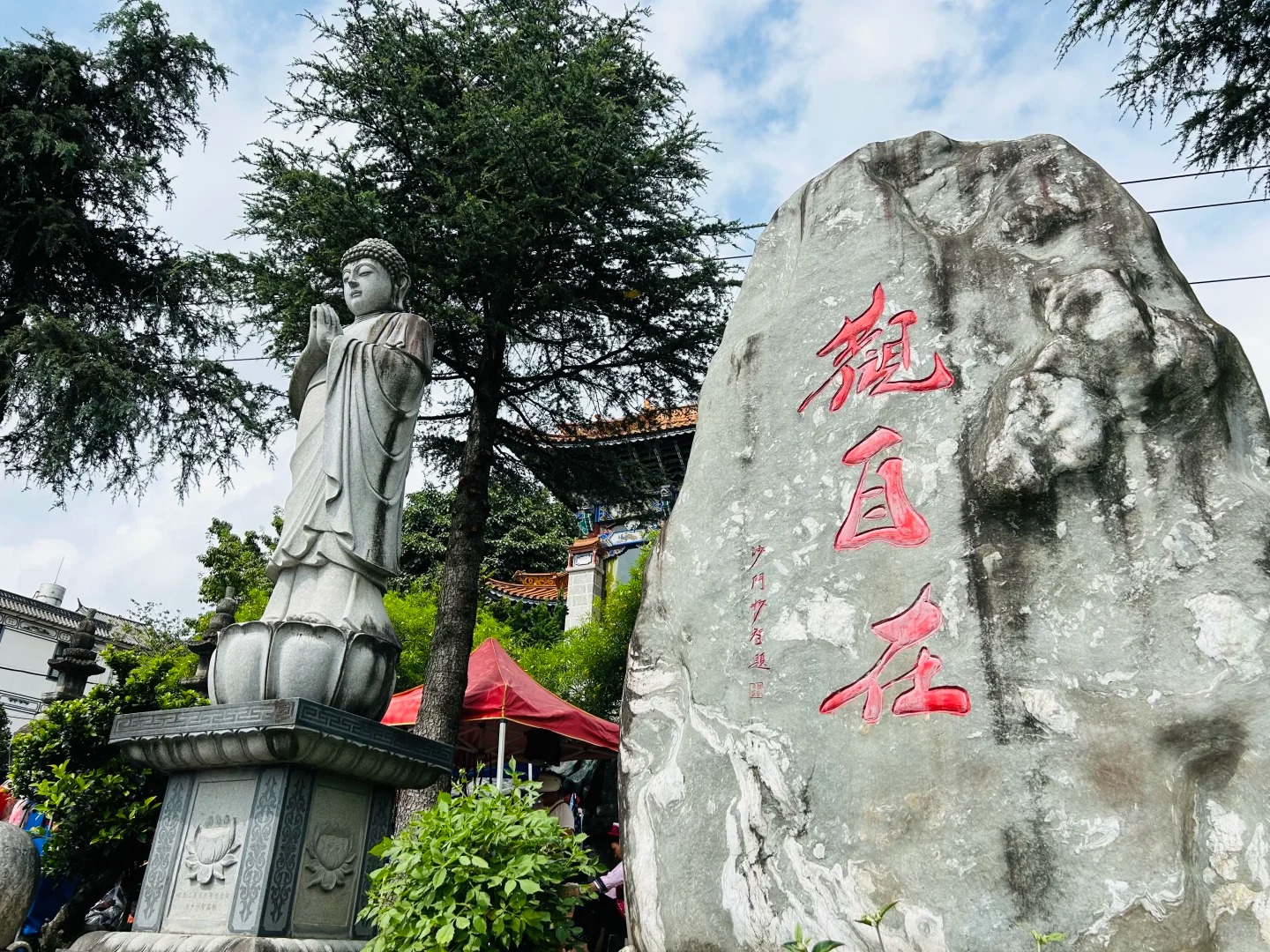 Tượng Quan Âm đặt trang trọng trong Quan Âm Đường.