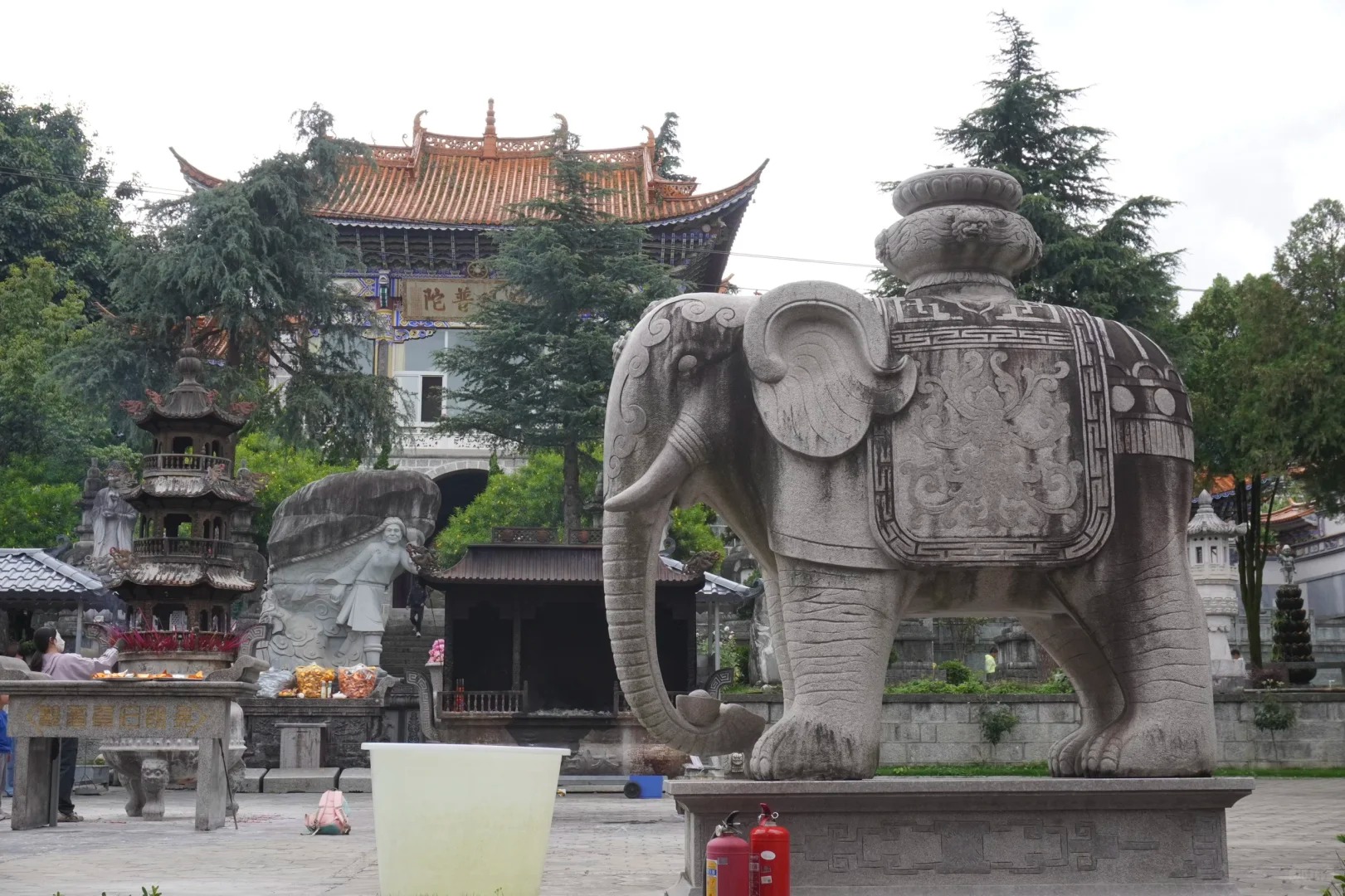 Sân Quan Âm Đường lát đá cổ kính.