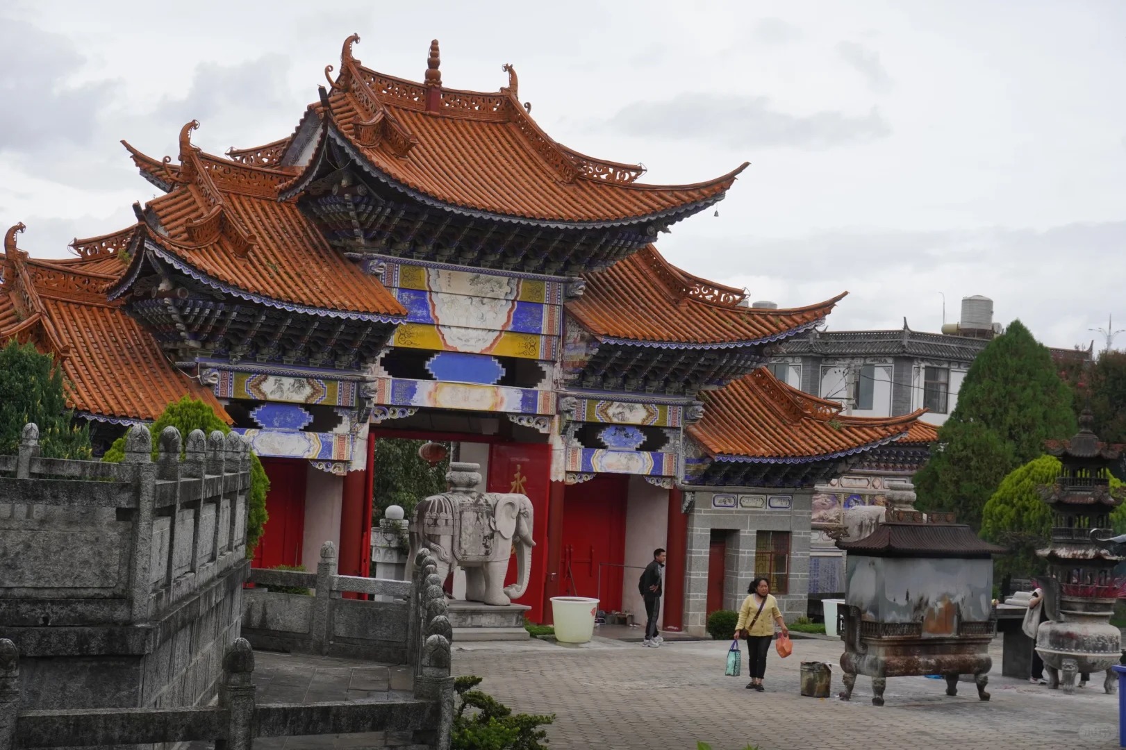 Cổng Quan Âm Đường khắc chữ “观音堂”.