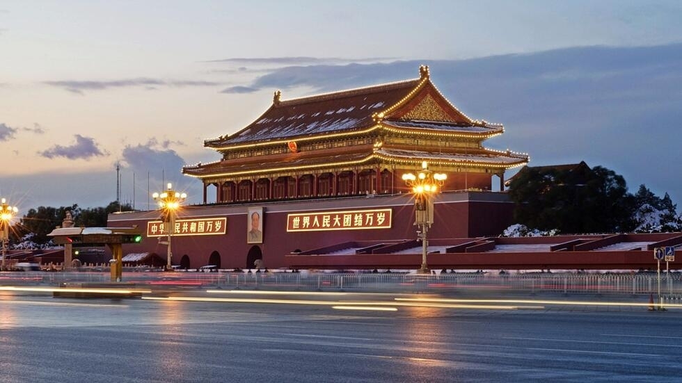 Tour Trung Quốc: Chi&ecirc;m ngưỡng Quảng Trường Thi&ecirc;n An M&ocirc;n, biểu tượng lịch sử v&agrave; văn h&oacute;a của Bắc Kinh c&ugrave;ng Hanvina Travel.