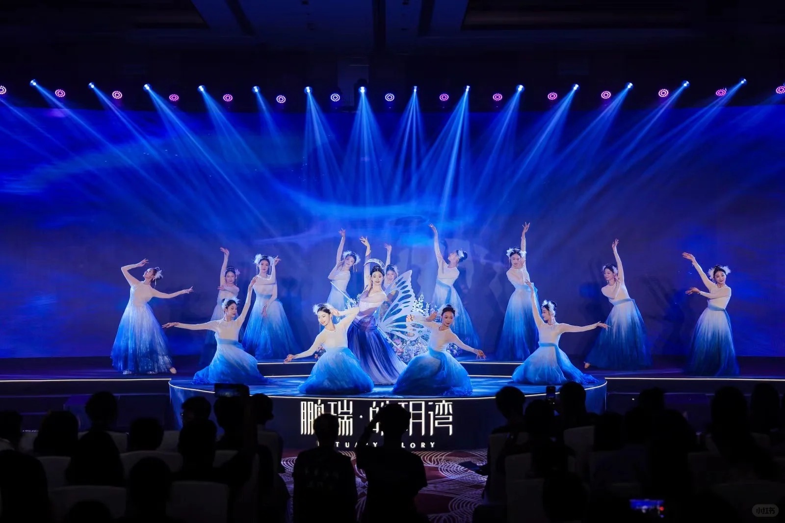 S&acirc;n khấu lung linh &aacute;nh đ&egrave;n LED hiện đại.