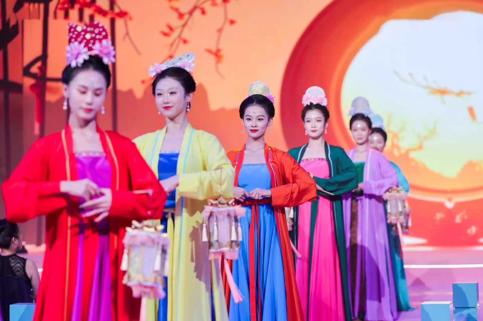 M&agrave;n tr&igrave;nh diễn mở m&agrave;n với vũ c&ocirc;ng trong trang phục truyền thống.