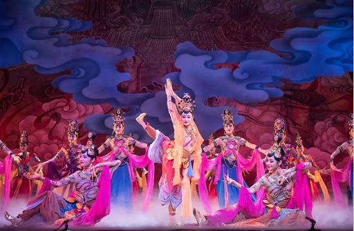 To&agrave;n cảnh s&acirc;n khấu rực rỡ &aacute;nh s&aacute;ng của show Quyến Rũ Đ&ocirc;ng Phương.