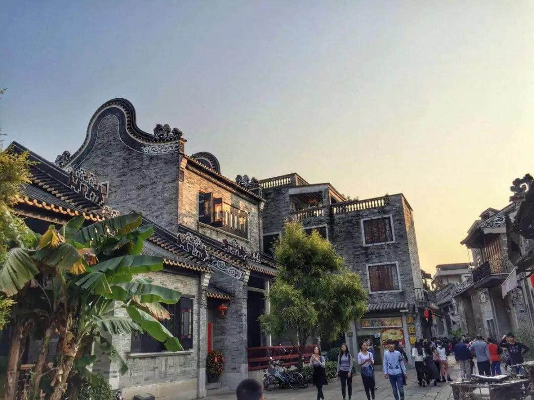 Con phố lát đá cổ xưa trong thị trấn Sa Loan