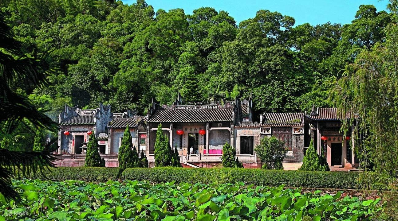 Nhà cổ truyền thống với tường gạch xám.