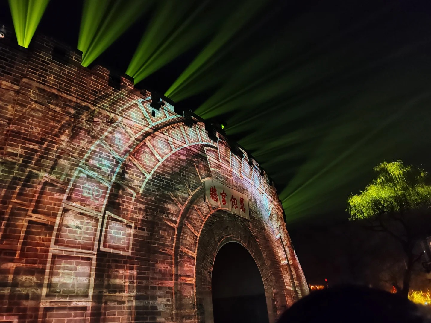 Sân khấu huyền ảo với hiệu ứng ánh sáng hoành tráng, tái hiện văn hóa truyền thống Trung Hoa.