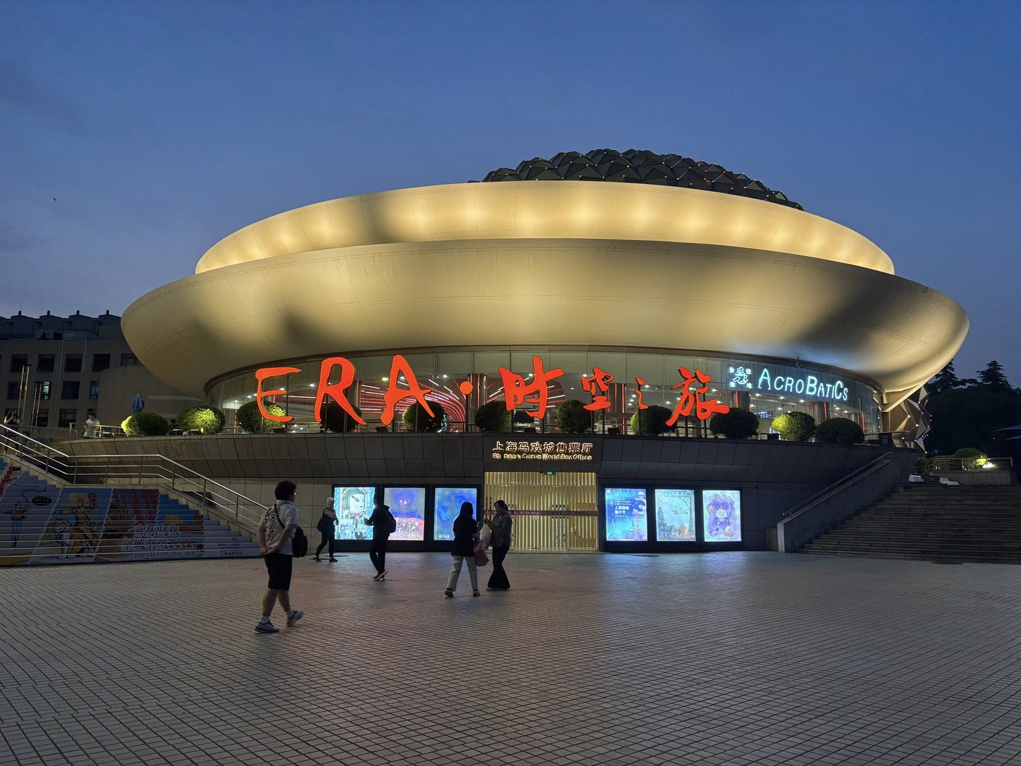 Du khách selfie trước biển hiệu ERA Time Shanghai, nền là mặt tiền Shanghai Circus World.