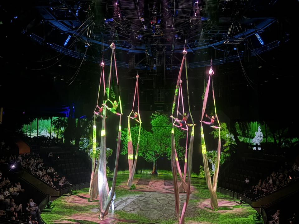 Sân khấu ERA Time rực rỡ ánh sáng laser, màn hình LED tạo hiệu ứng vũ trụ.