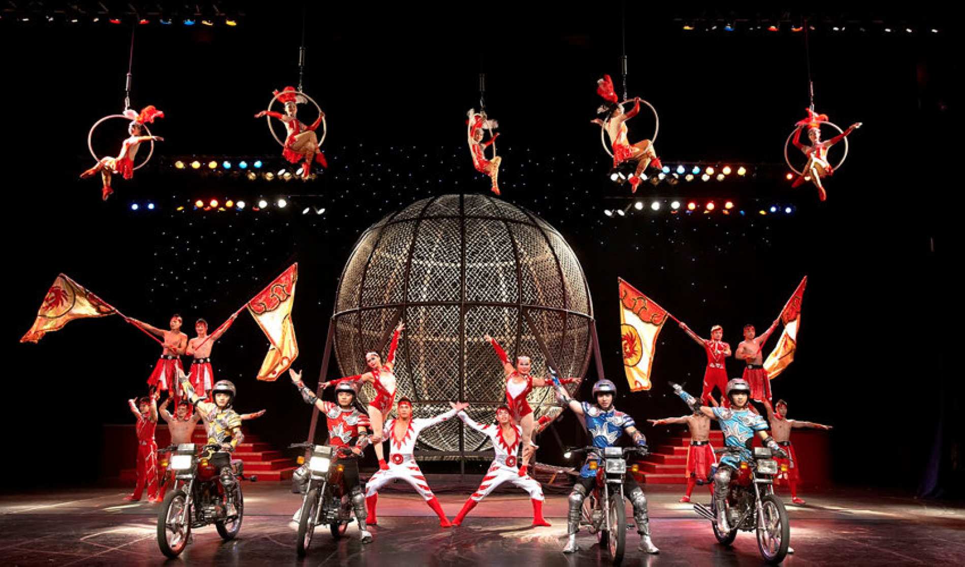 Xiếc mô tô bay lượn trong lồng thép, tốc độ và độ chính xác khiến khán giả thót tim