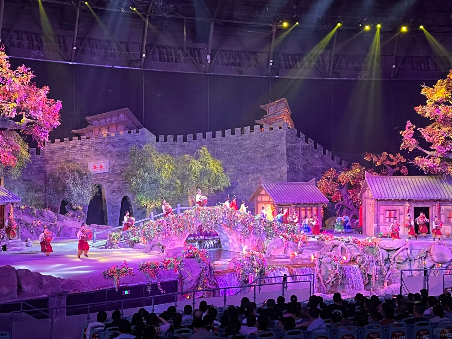 Vũ c&ocirc;ng trong trang phục cổ đại rực rỡ show Chu&ocirc;ng Lạc Đ&agrave;