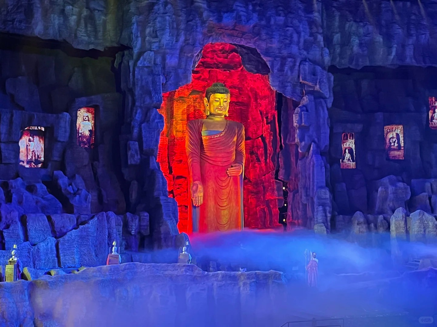 Hiệu ứng &aacute;nh s&aacute;ng tạo kh&ocirc;ng gian sa mạc, hang đ&aacute; show Chu&ocirc;ng Lạc Đ&agrave;