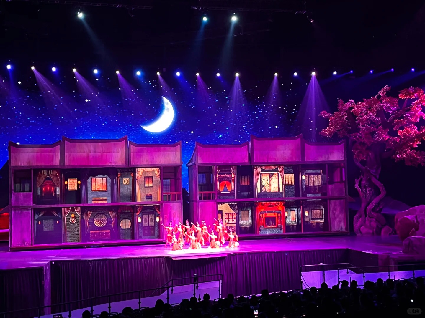 Vũ c&ocirc;ng trong trang phục cổ đại rực rỡ trong show Chu&ocirc;ng Lạc Đ&agrave; 