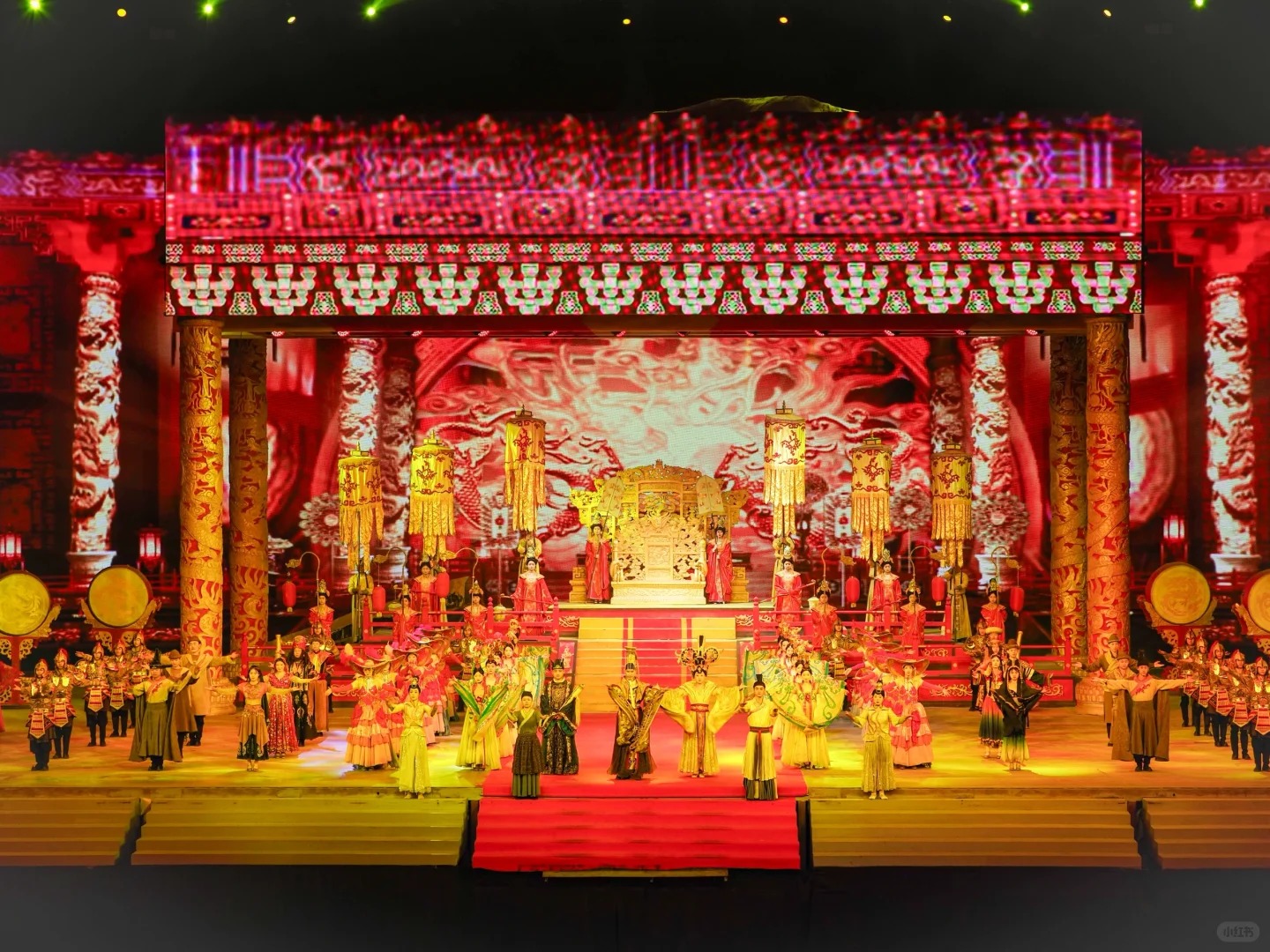 To&agrave;n cảnh show Chu&ocirc;ng Lạc Đ&agrave; lung linh &aacute;nh s&aacute;ng.