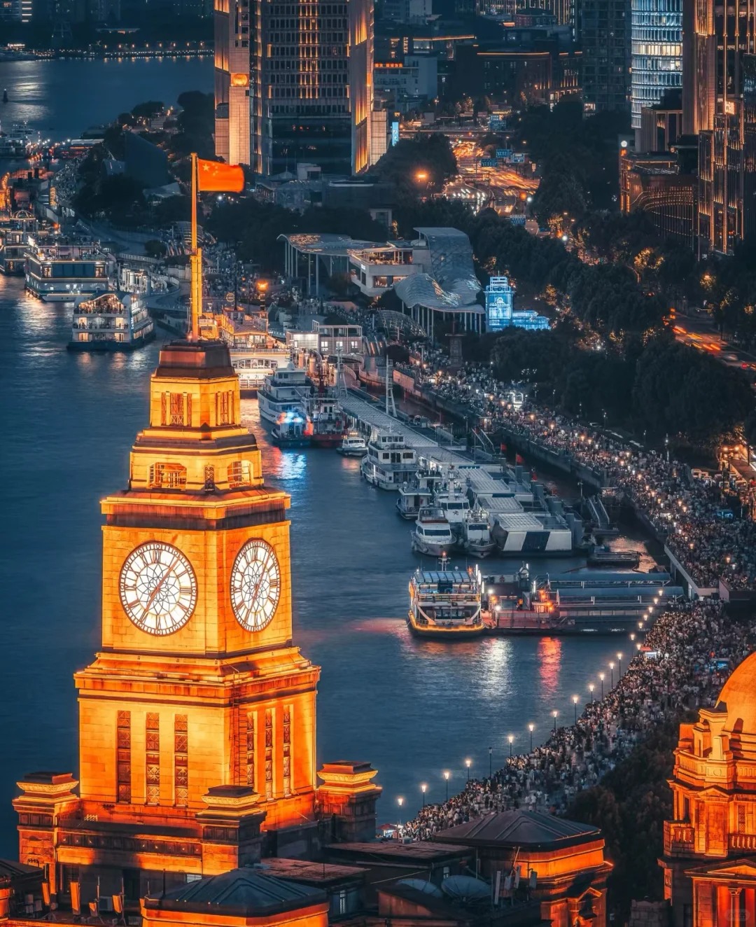 Du thuyền lướt nhẹ trên sông Hoàng Phố, hai bên là skyline rực rỡ của Phố Đông và Bến Thượng Hải