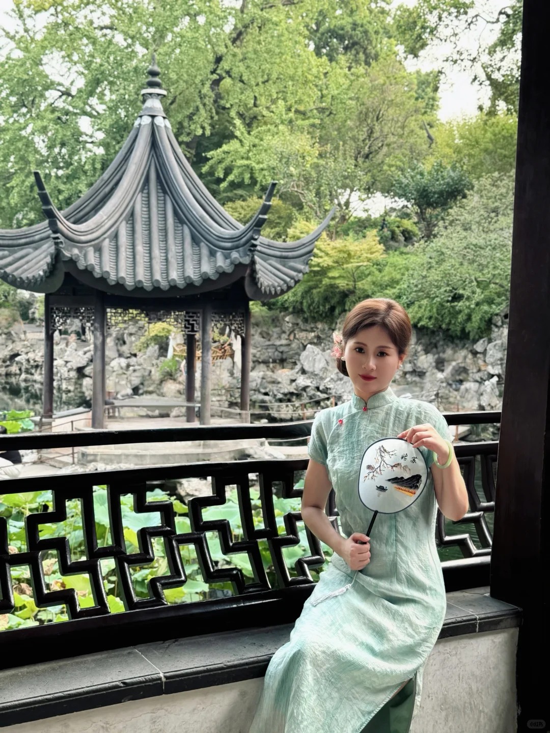 Du kh&aacute;ch chụp ảnh check-in b&ecirc;n m&ecirc; cung đ&aacute;.