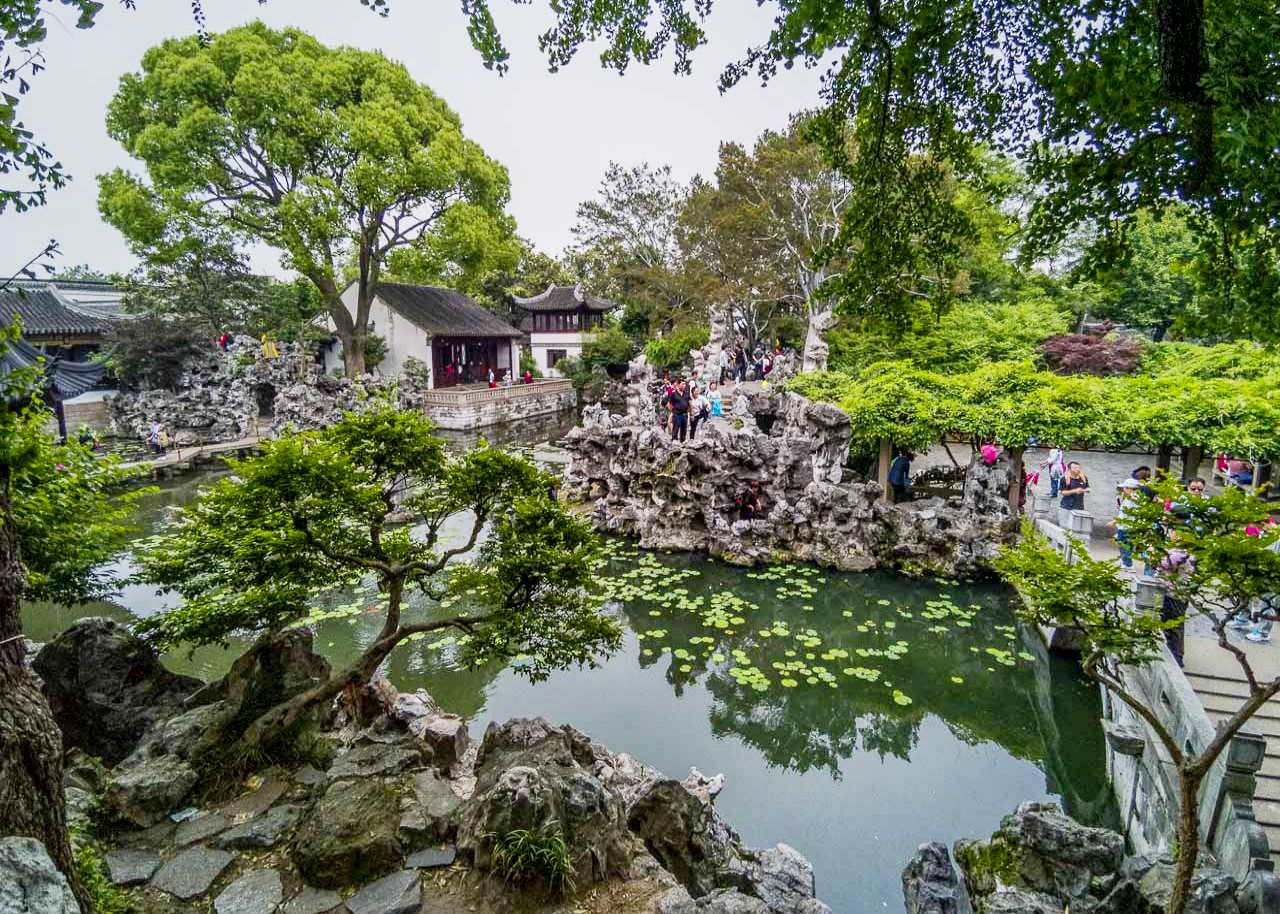 Hồ nước b&ecirc;n trong H&agrave;n Sơn Tự phản chiếu n&uacute;i đ&aacute; nh&acirc;n tạo.