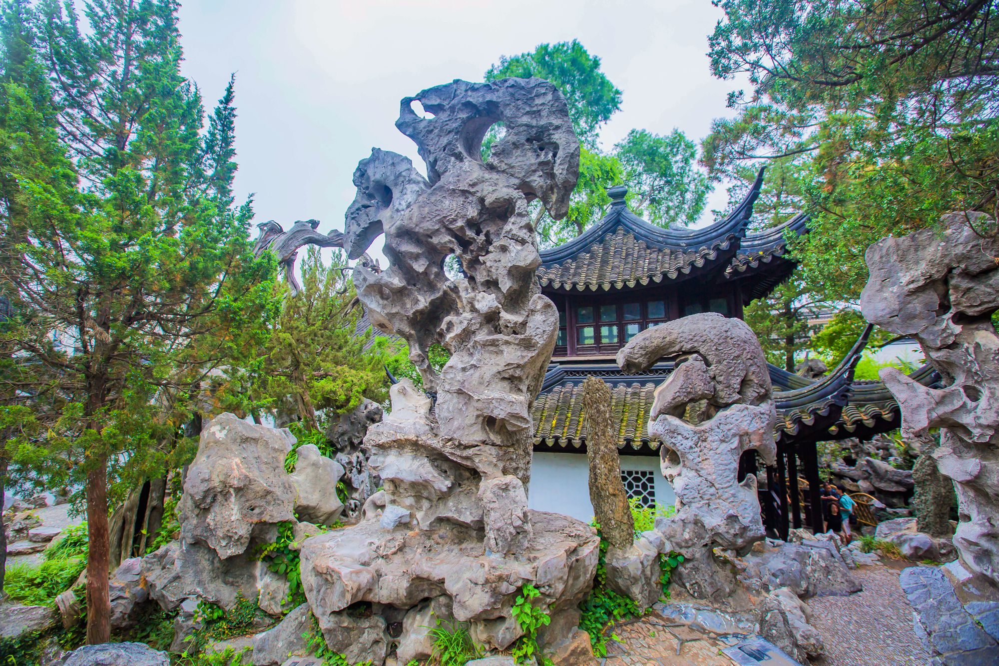 Sư Tử L&acirc;m với những Khối đ&aacute; v&ocirc;i chạm khắc kỳ lạ như h&igrave;nh sư tử.