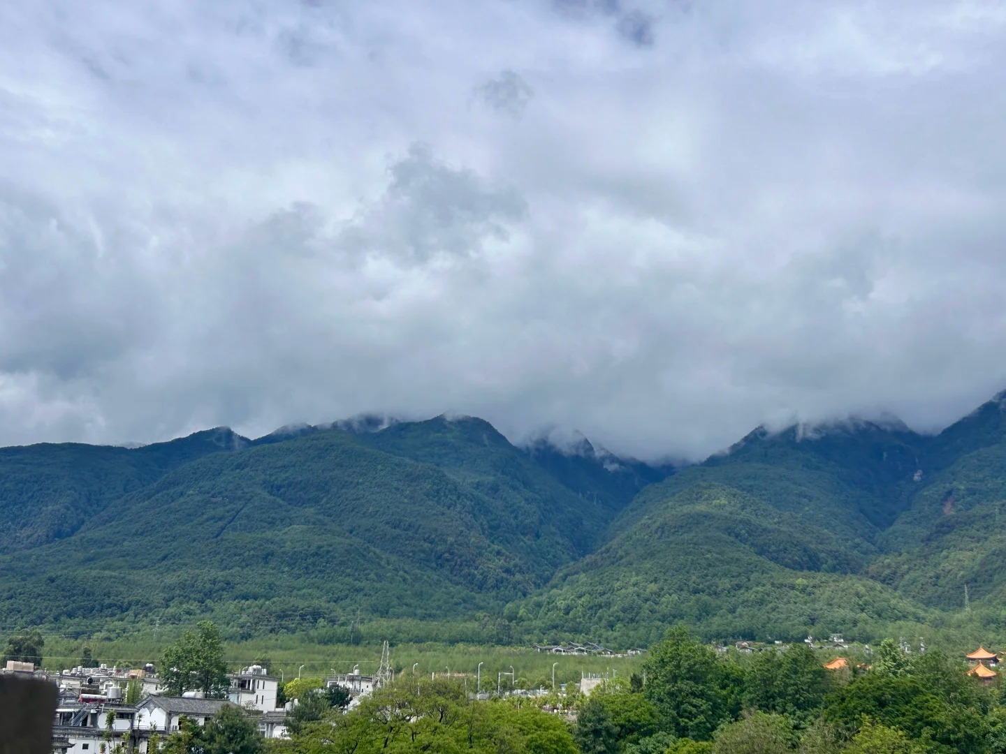 Khung cảnh y&ecirc;n b&igrave;nh quanh Th&aacute;p Trung Th&aacute;p H&ograve;a H&agrave;i.