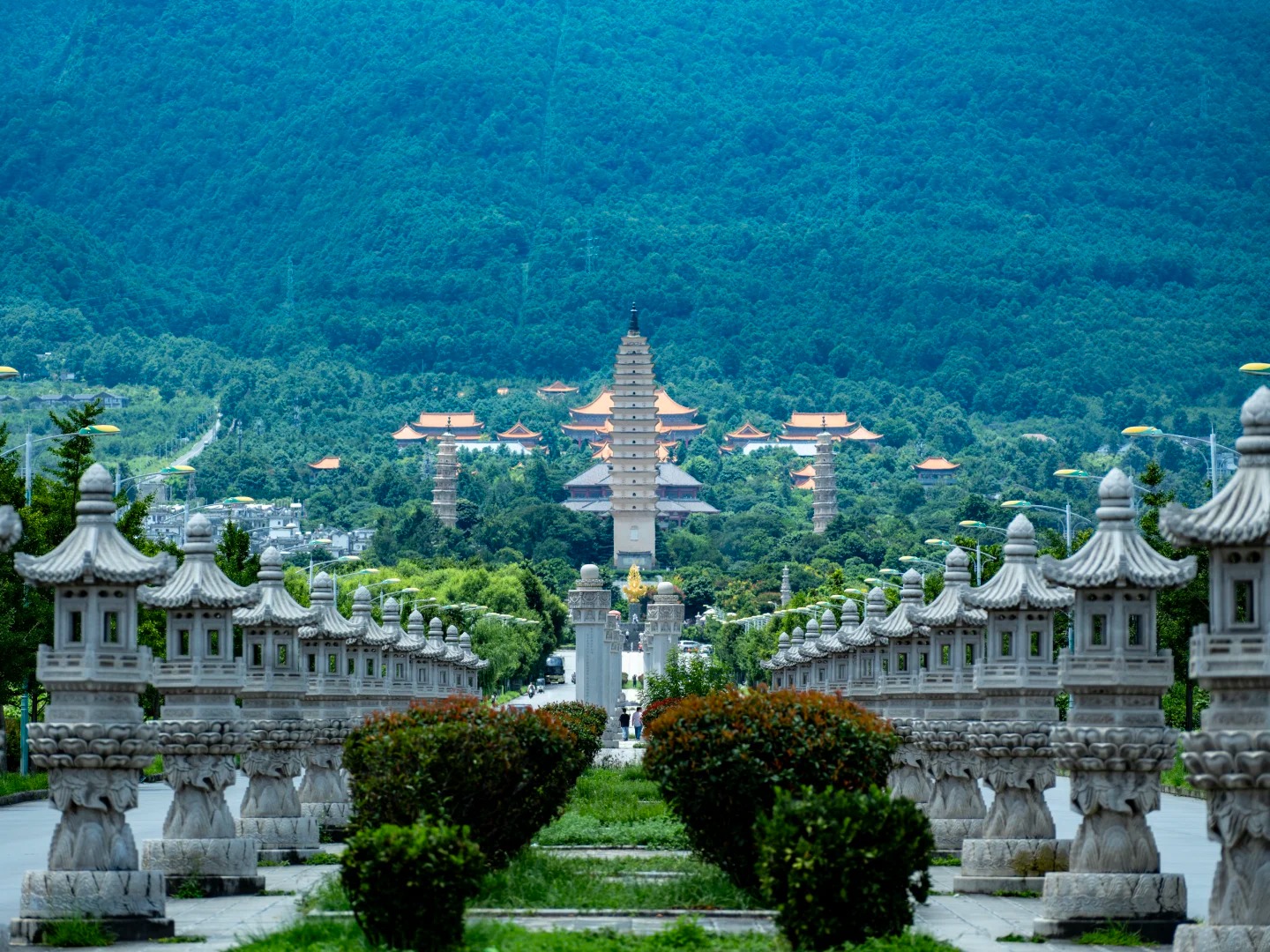 Th&aacute;p ch&iacute;nh Trung Th&aacute;p H&ograve;a H&agrave;i cao sừng sững.