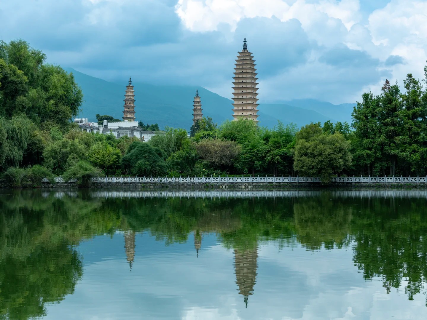 N&uacute;i Thương Sơn soi b&oacute;ng xuống Th&aacute;p Trung Th&aacute;p H&ograve;a H&agrave;i.