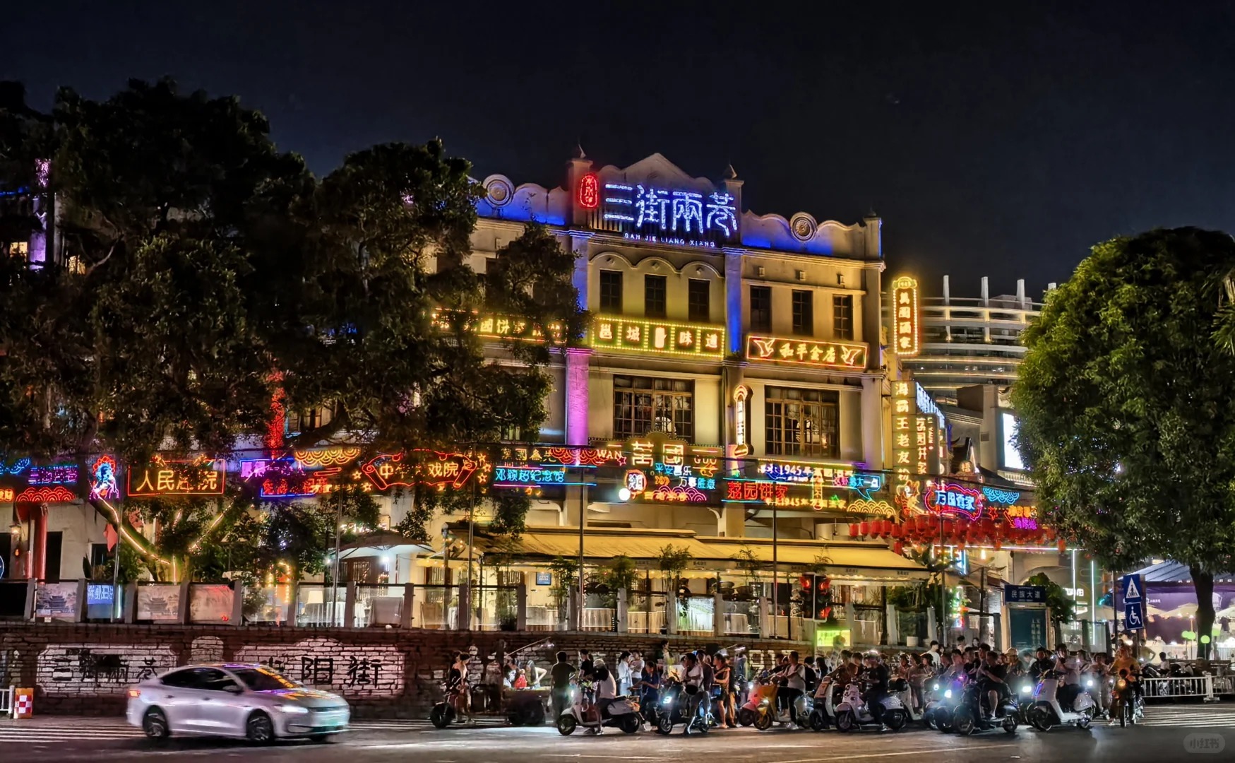 Phố tam ng&otilde; nhị về đ&ecirc;m khi l&ecirc;n đ&egrave;n lấp l&aacute;nh từ c&aacute;c h&agrave;ng qu&aacute;n nhộn nhịp