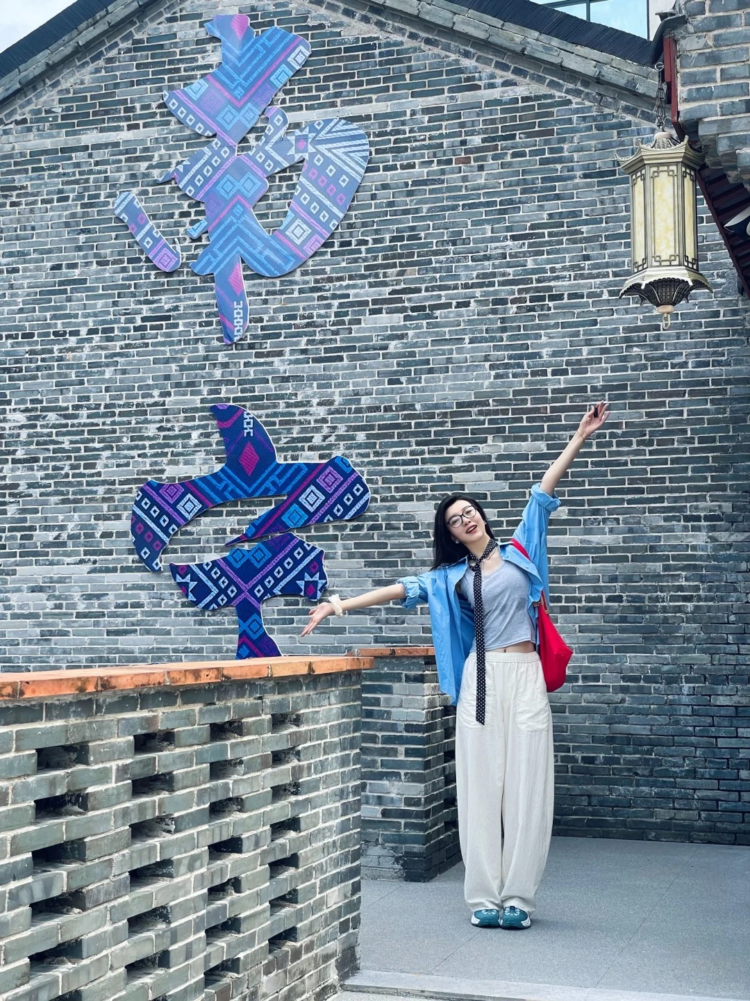 Du kh&aacute;ch chụp ảnh check-in trước tường x&aacute;m tại phố cổ Tam Ng&otilde; Nhị