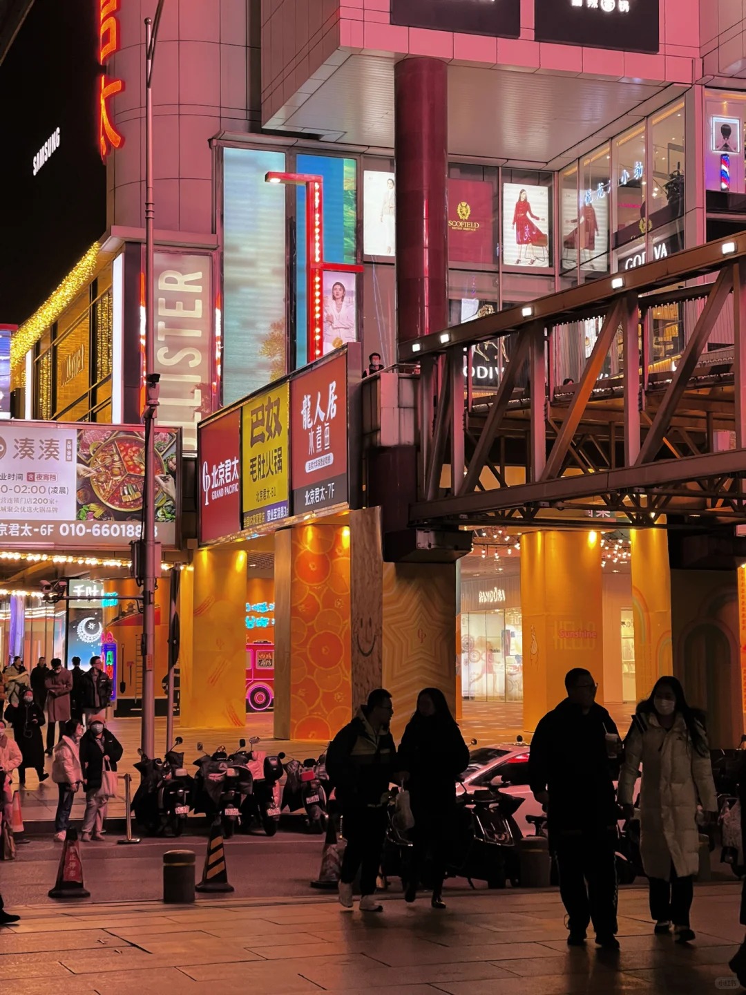 Nhóm bạn trẻ check-in tại khu vực Xidan Culture Square, phía sau là trung tâm thương mại.