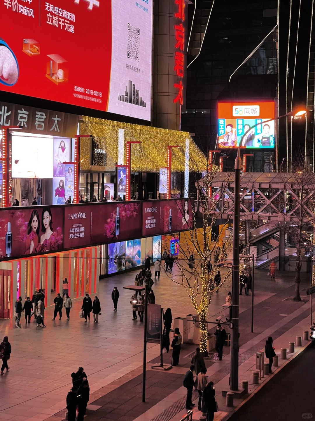 Phố Xidan nhộn nhịp với dòng người qua lại, nền là các trung tâm thương mại hiện đại.