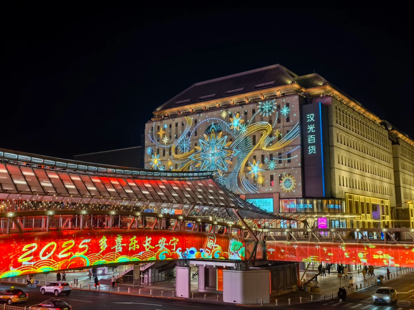 Du khách mua sắm tại tầng 1 của Pacific Mall, nơi trưng bày đồng hồ và trang sức cao cấp.