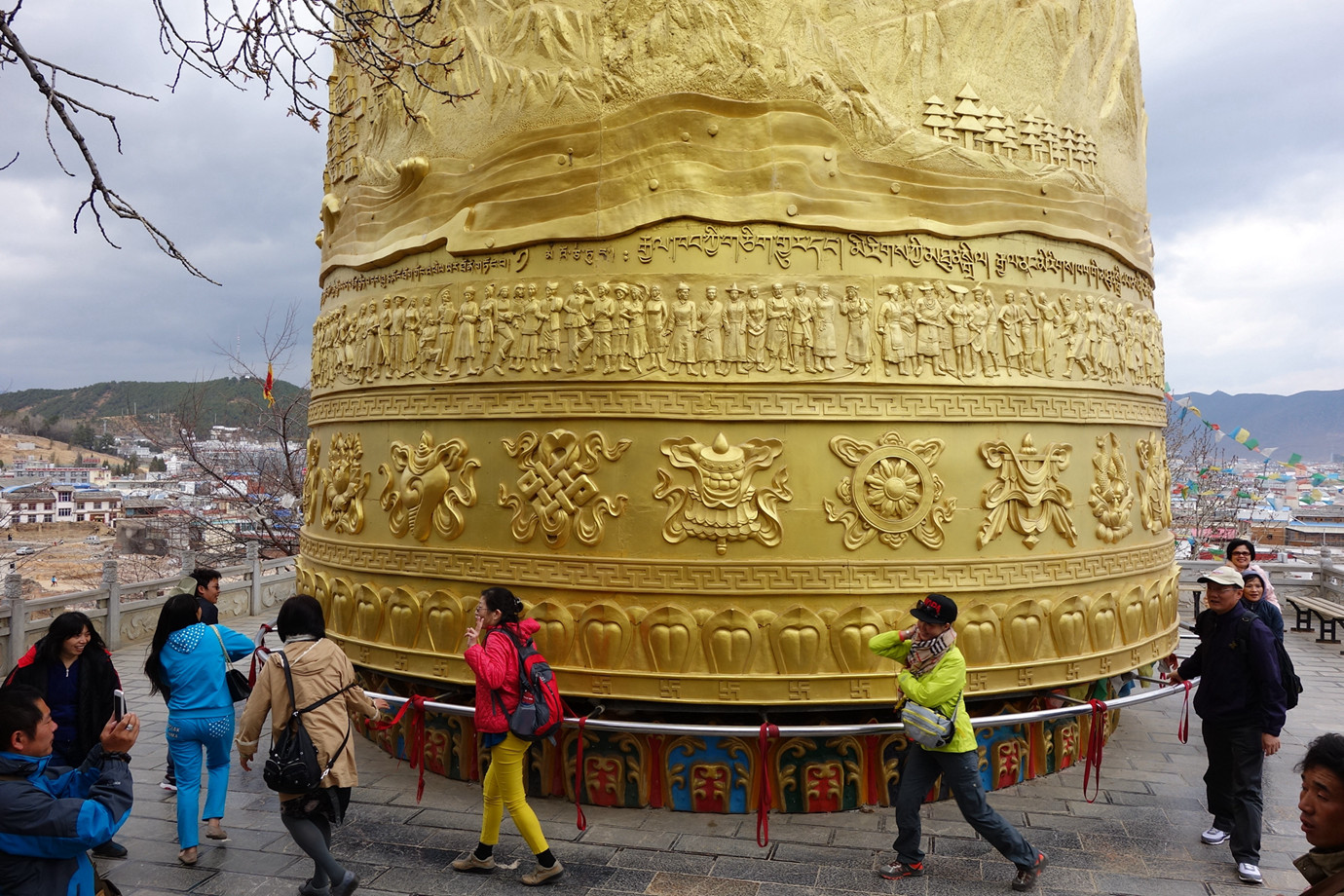 Người d&acirc;n cầu nguyện xoay b&aacute;nh xe khổng lồ tại Th&agrave;nh cổ Dukezong.